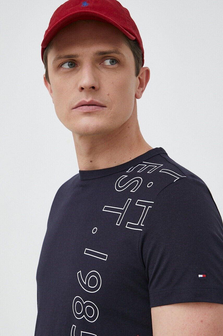 Tommy Hilfiger Памучна тениска в тъмносиньо с принт - Pepit.bg