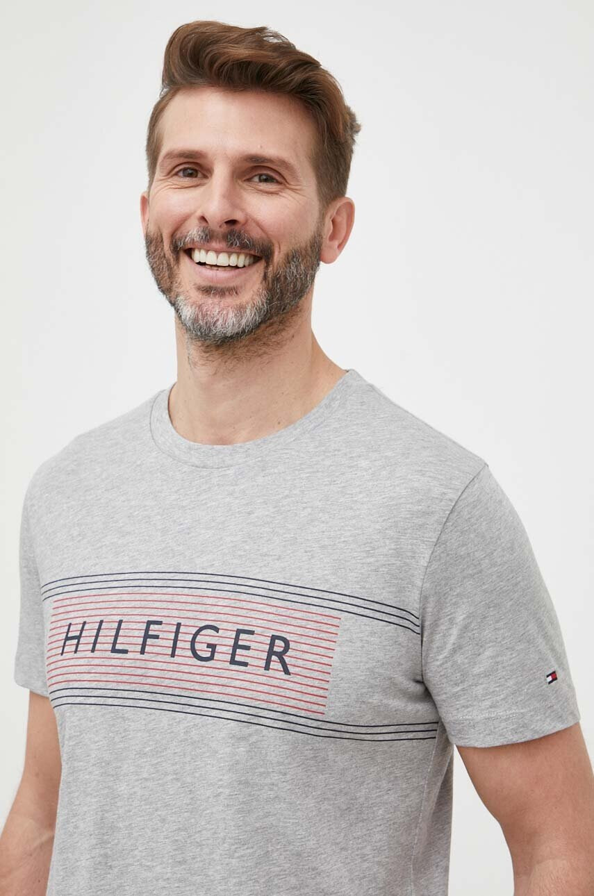 Tommy Hilfiger Памучна тениска в сиво с принт - Pepit.bg