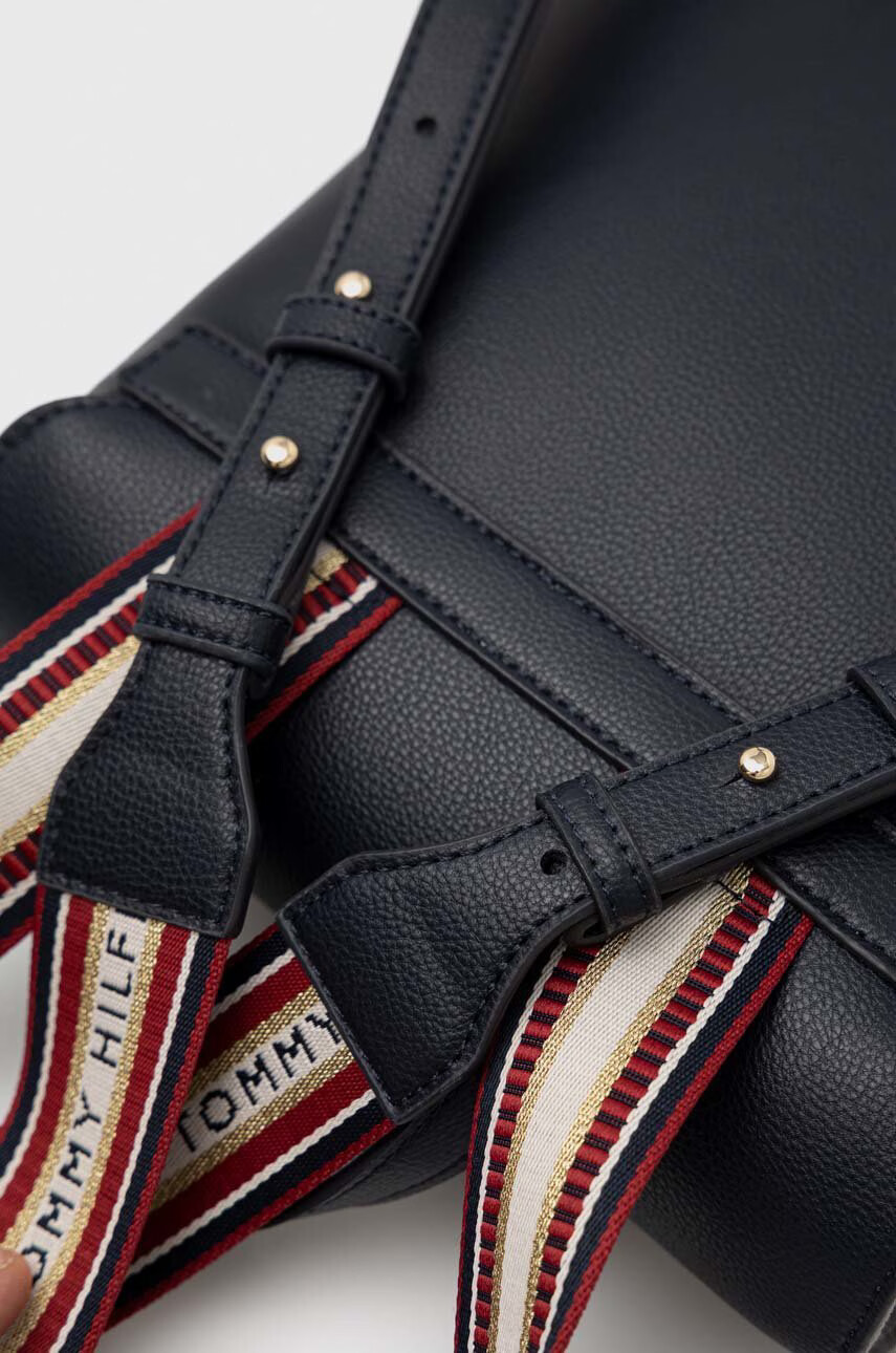 Tommy Hilfiger Раница в тъмносиньо малък размер с изчистен дизайн - Pepit.bg