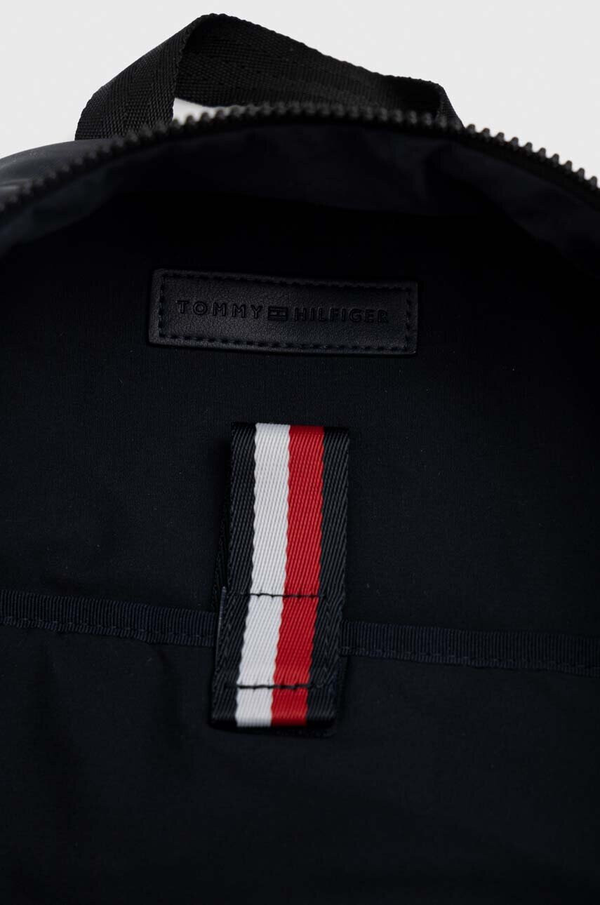 Tommy Hilfiger Раница в тъмносиньо голям размер с принт - Pepit.bg