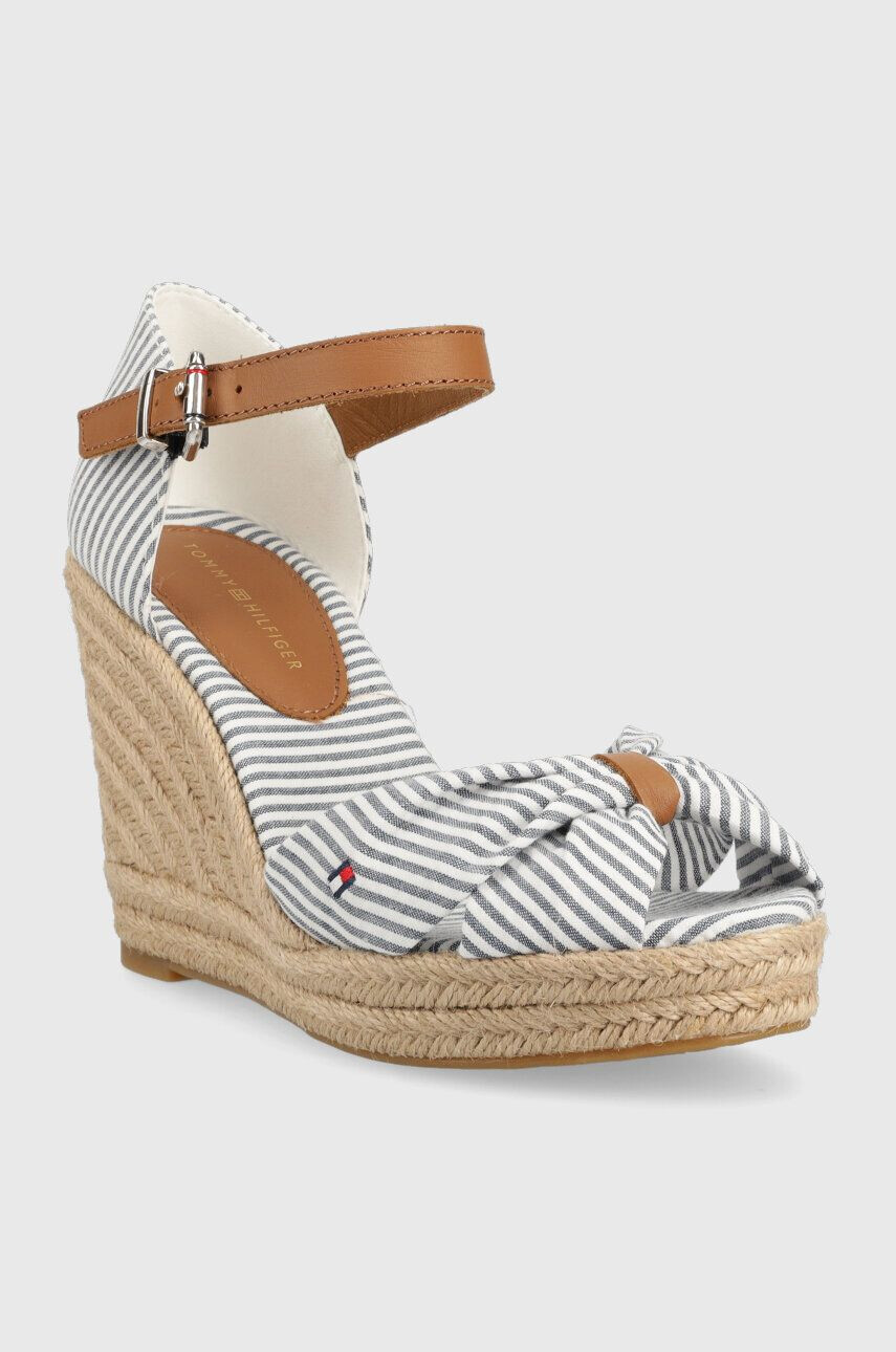 Tommy Hilfiger Сандали BASIC SEERSUCKER HIGH WEDGE в синьо със скосена платформа FW0FW07160 - Pepit.bg