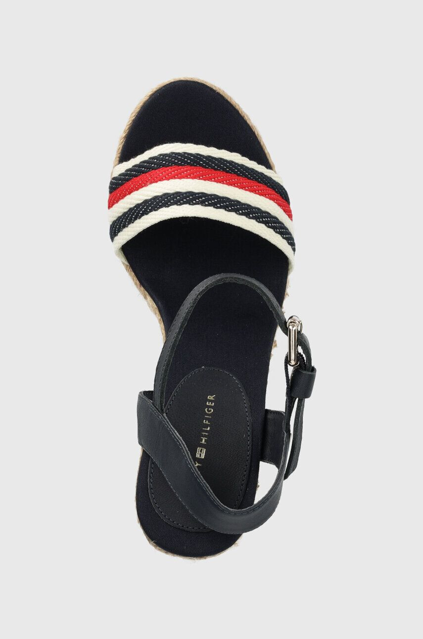 Tommy Hilfiger Сандали CORPORATE WEDGE в тъмносиньо със скосена платформа FW0FW07086 - Pepit.bg