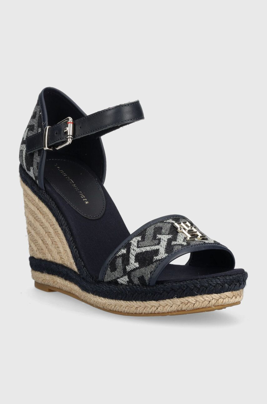 Tommy Hilfiger Сандали FW0FW06935 TH MONOGRAM DENIM WEDGE в тъмносиньо със скосена платформа - Pepit.bg