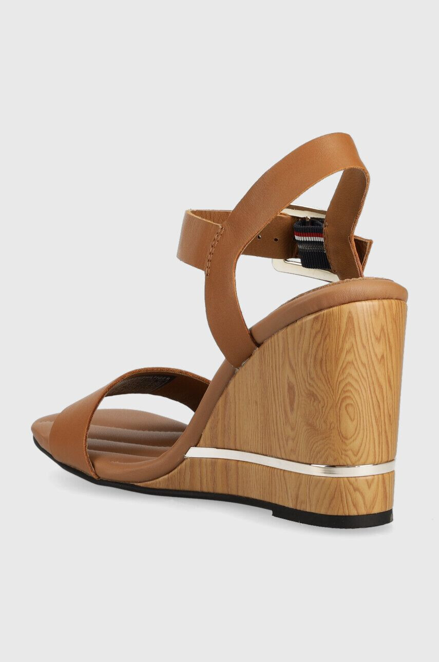 Tommy Hilfiger Сандали HARDWARE WEDGE SANDAL в кафяво със скосена платформа FW0FW07074 - Pepit.bg