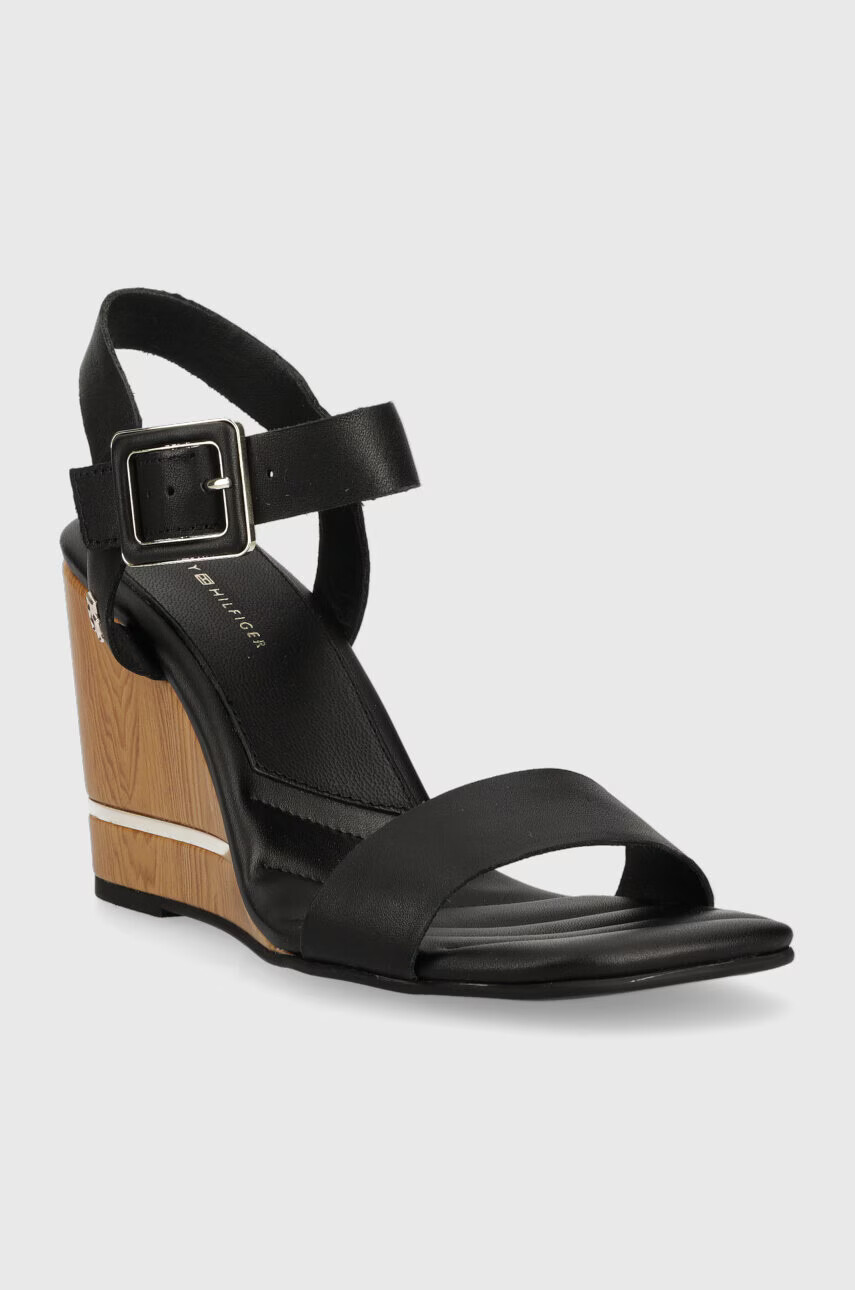 Tommy Hilfiger Сандали HARDWARE WEDGE SANDAL в черно със скосена платформа FW0FW07074 - Pepit.bg