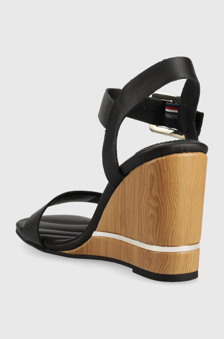 Tommy Hilfiger Сандали HARDWARE WEDGE SANDAL в черно със скосена платформа FW0FW07074 - Pepit.bg