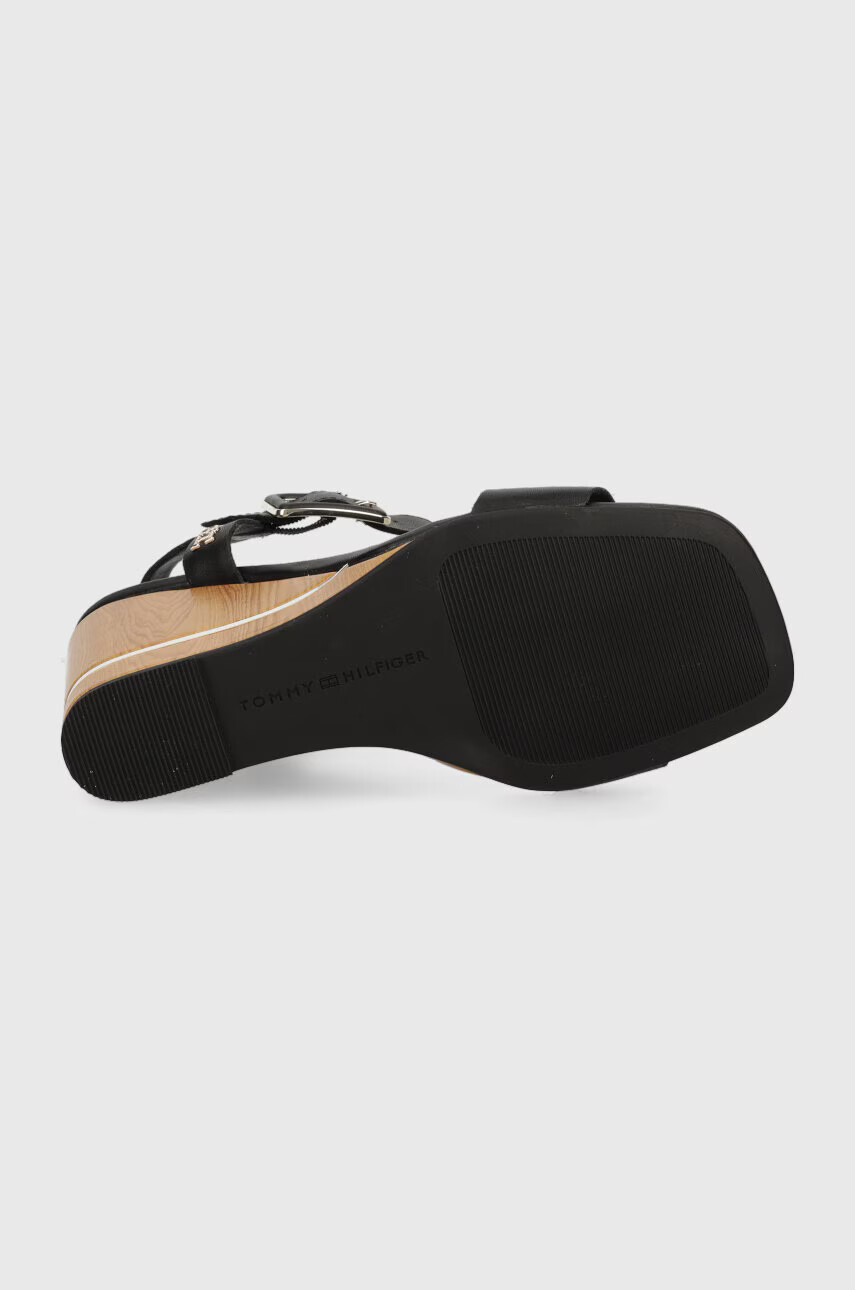 Tommy Hilfiger Сандали HARDWARE WEDGE SANDAL в черно със скосена платформа FW0FW07074 - Pepit.bg