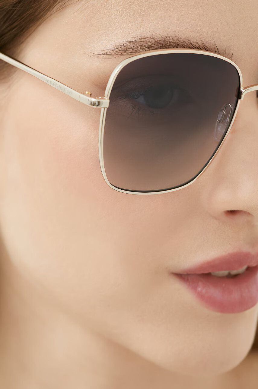 Tommy Hilfiger Слънчеви очила в златисто - Pepit.bg