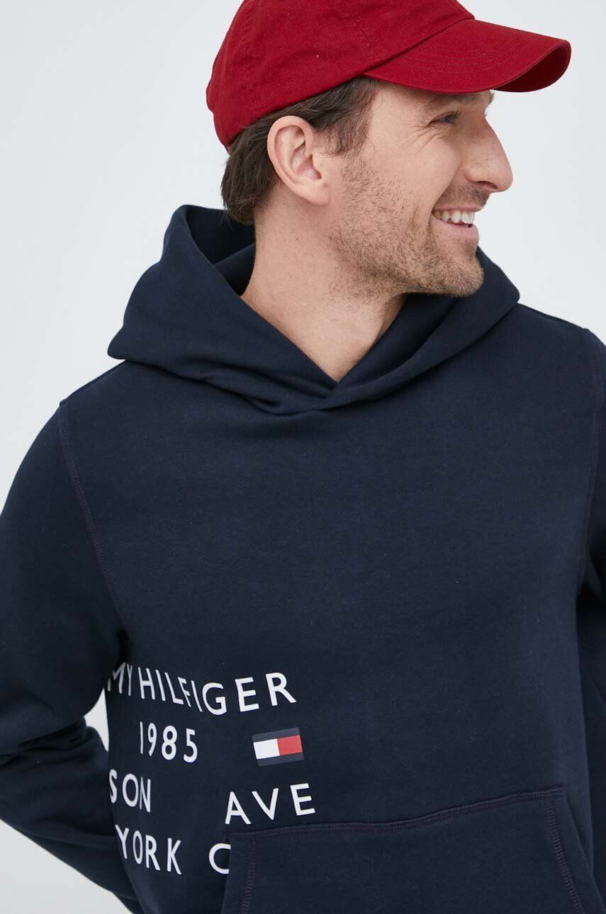 Tommy Hilfiger Суичър в тъмносиньо с качулка с принт - Pepit.bg