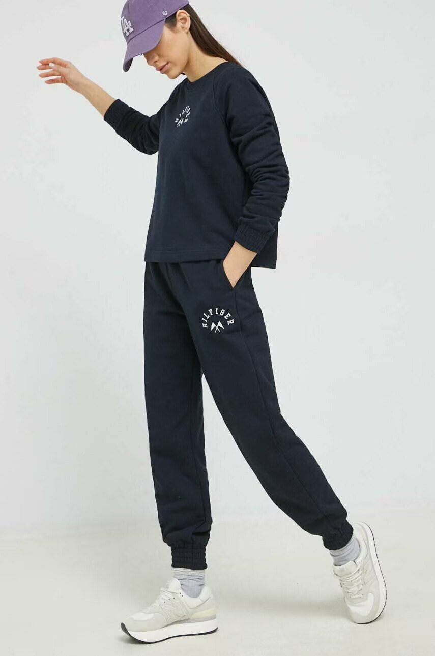 Tommy Hilfiger Суичър в тъмносиньо с апликация - Pepit.bg