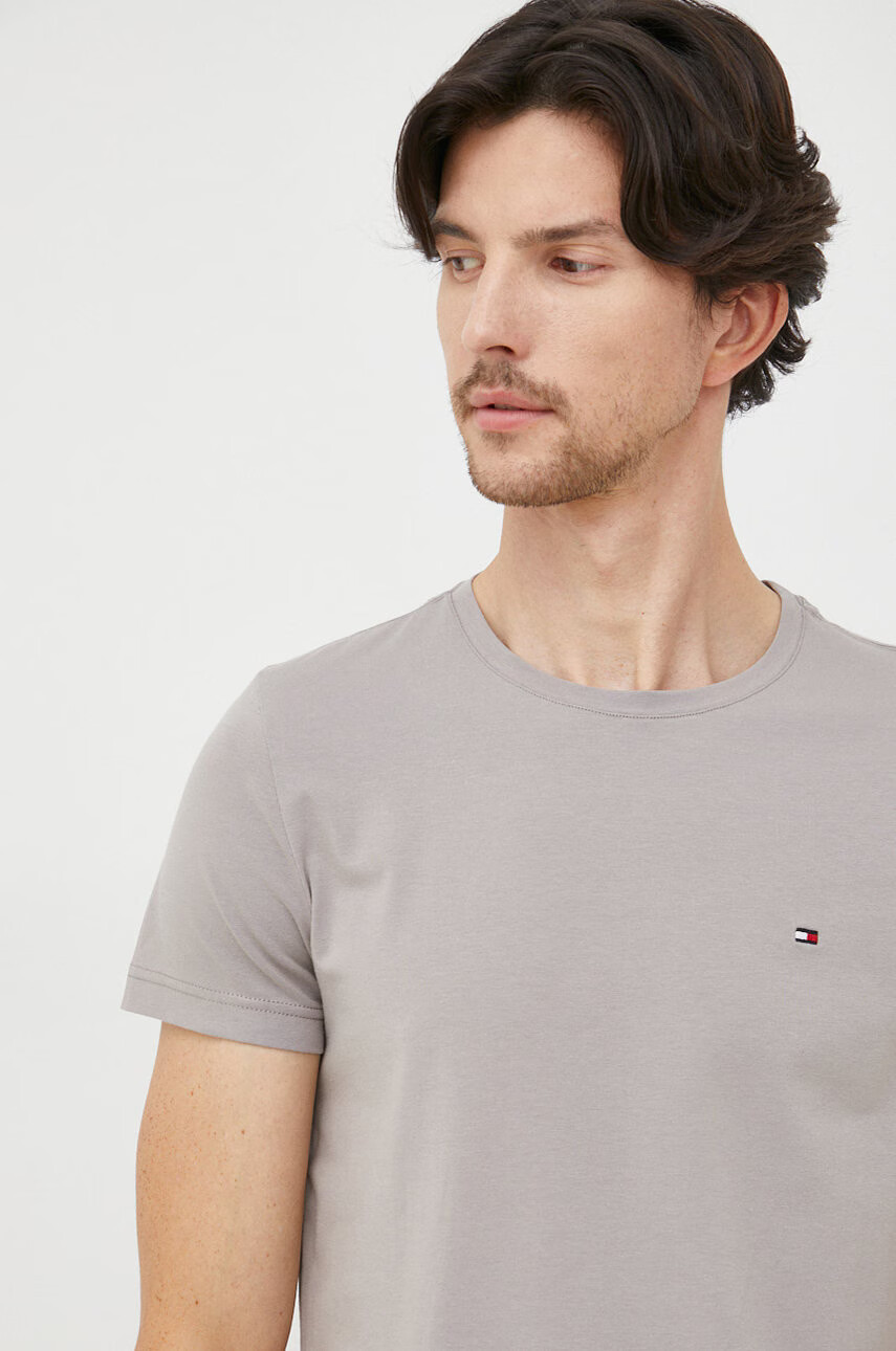 Tommy Hilfiger Тениска в сиво с изчистен дизайн - Pepit.bg