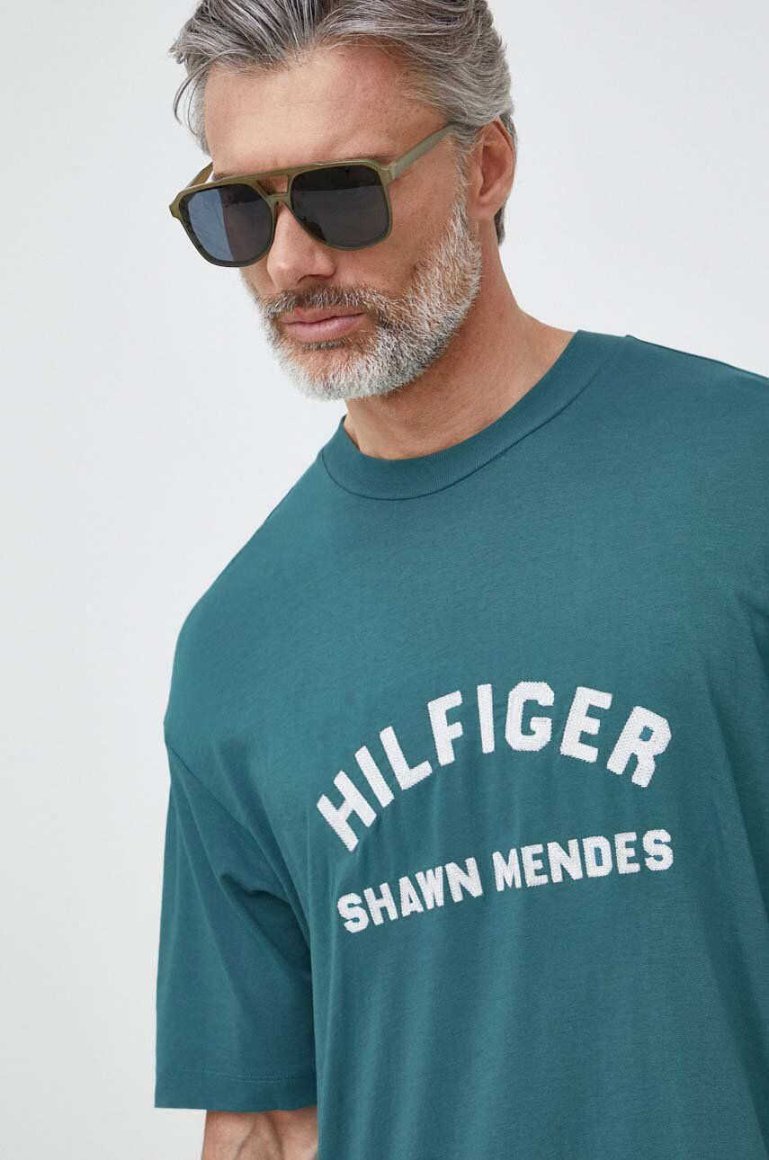 Tommy Hilfiger Тениска x Shawn Mendes мъжка в тюркоазено с принт - Pepit.bg