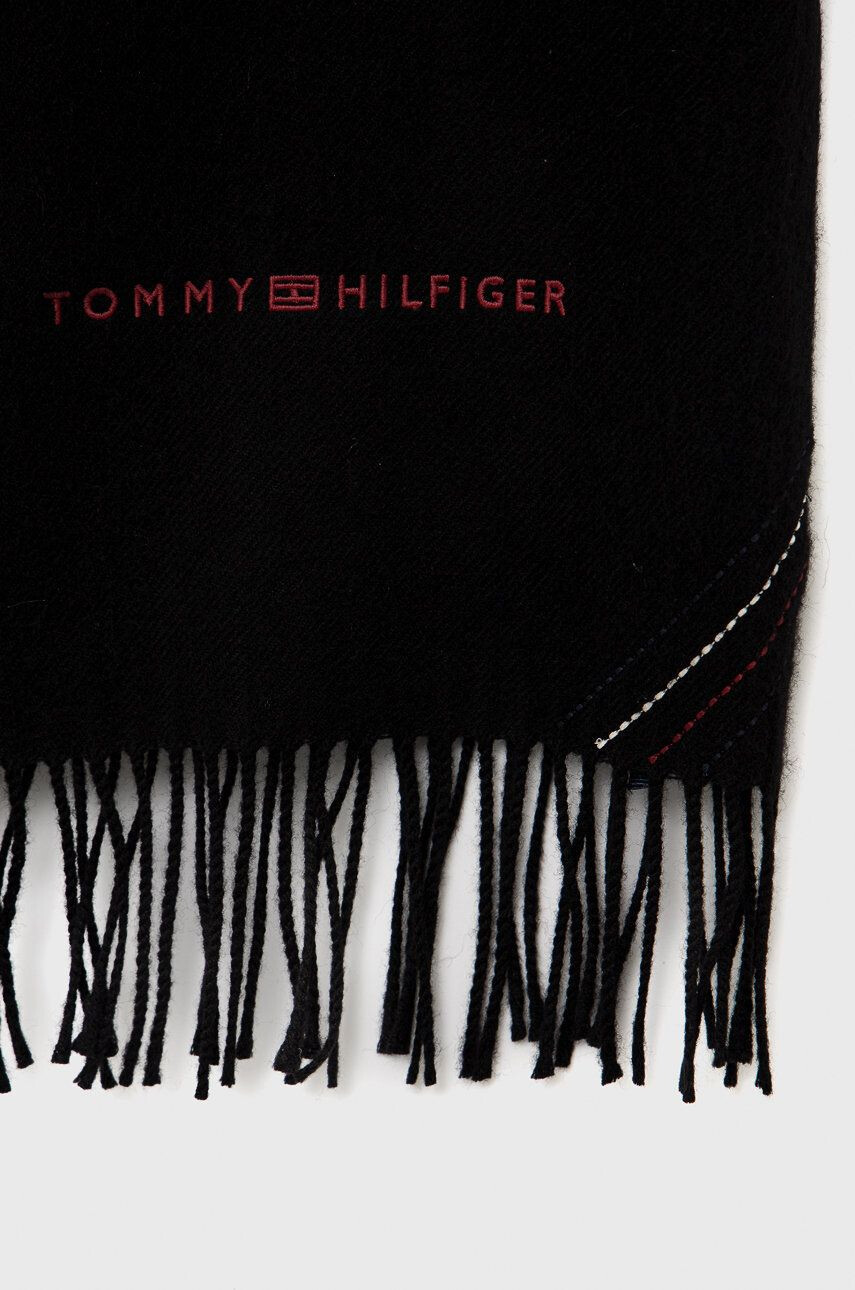 Tommy Hilfiger Вълнен шал в черно с апликация - Pepit.bg