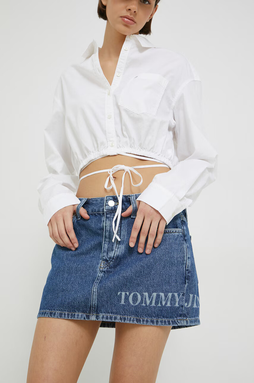 Tommy Jeans Дънкова Пола в тъмносиньо къс модел със стандартна кройка - Pepit.bg