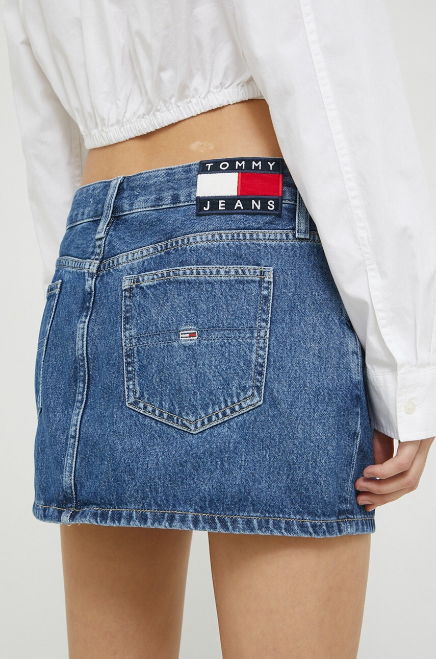 Tommy Jeans Дънкова Пола в тъмносиньо къс модел със стандартна кройка - Pepit.bg