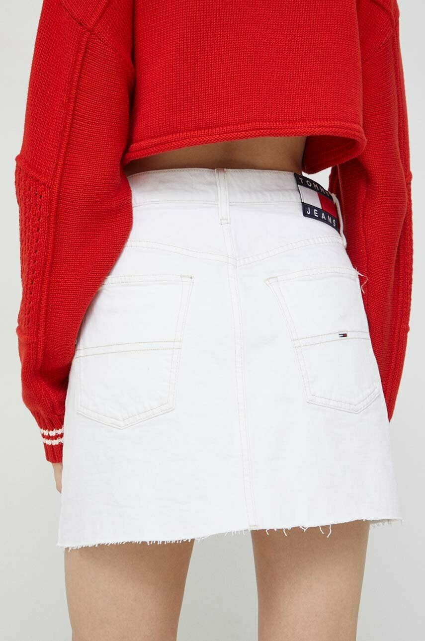 Tommy Jeans Дънкова пола в бяло къс модел със стандартна кройка - Pepit.bg