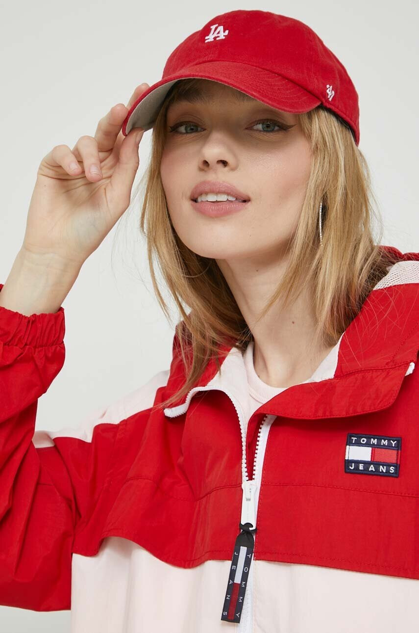 Tommy Jeans Яке в червено с преходна изолация - Pepit.bg