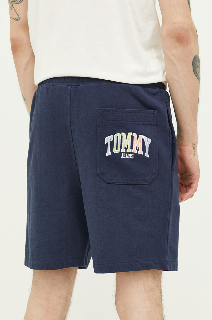 Tommy Jeans Памучен къс панталон в тъмносиньо - Pepit.bg