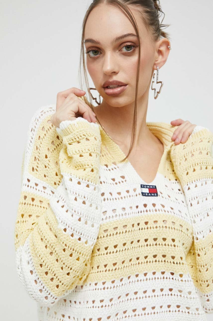 Tommy Jeans Памучен пуловер в жълто от топла материя - Pepit.bg