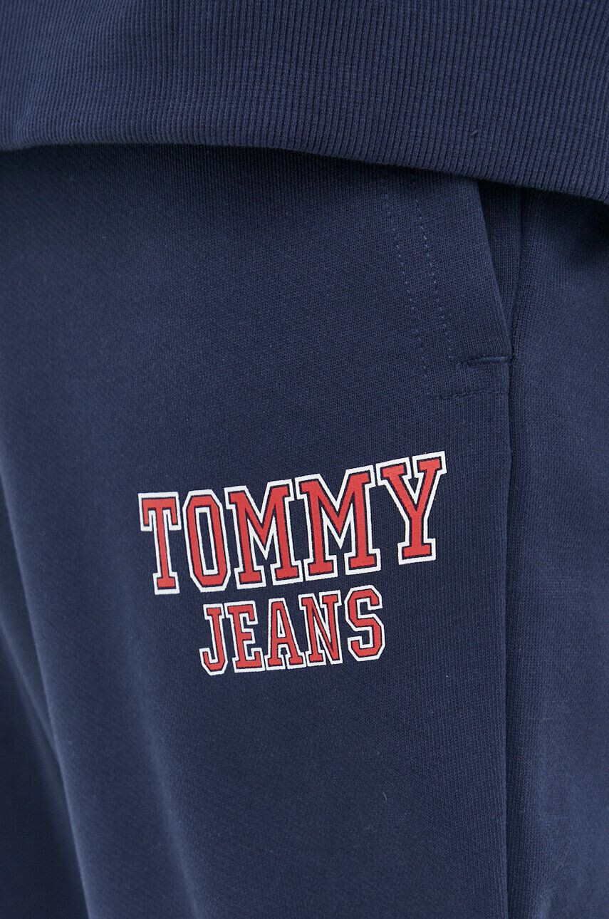 Tommy Jeans Памучен спортен панталон в тъмносиньо с принт - Pepit.bg