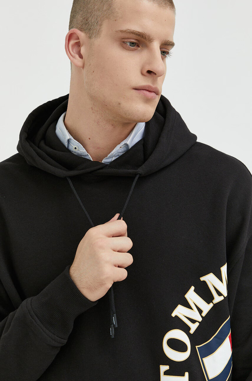 Tommy Jeans Памучен суичър в черно с качулка с принт - Pepit.bg