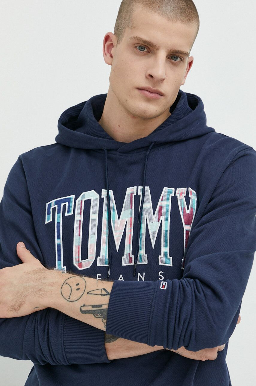 Tommy Jeans Памучен суичър в тъмносиньо с качулка с апликация - Pepit.bg