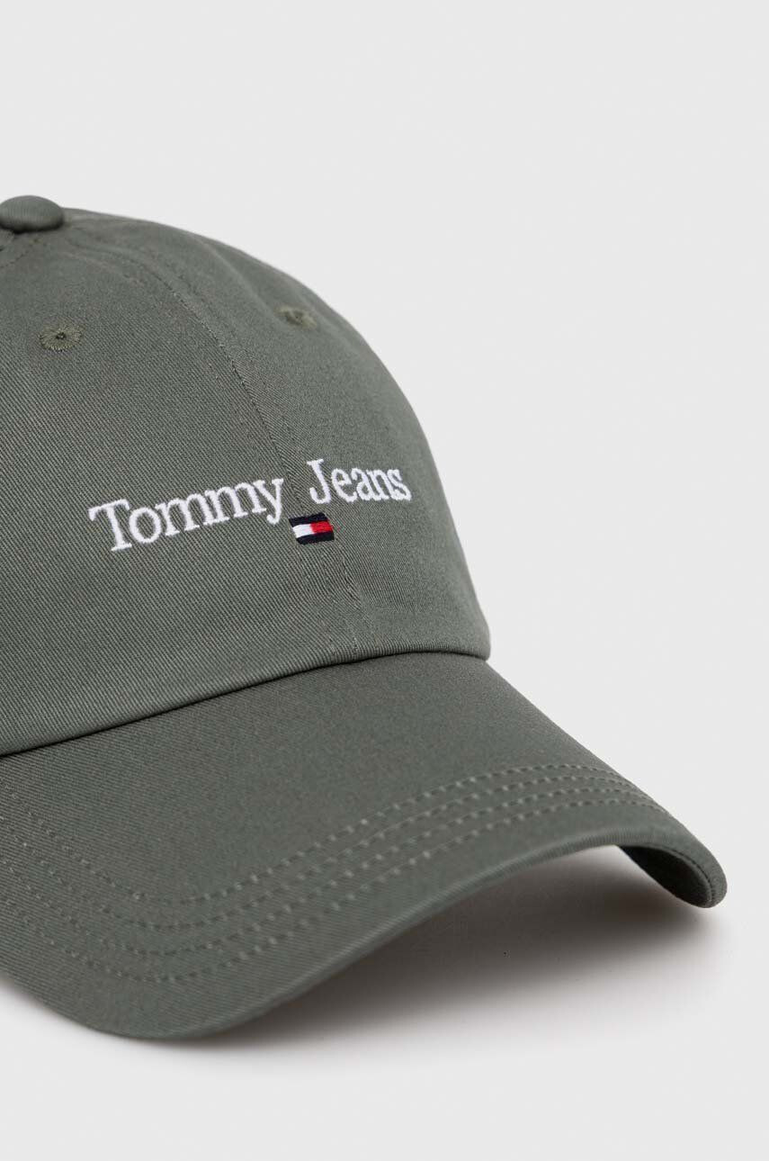 Tommy Jeans Памучна шапка с козирка в бяло с апликация - Pepit.bg