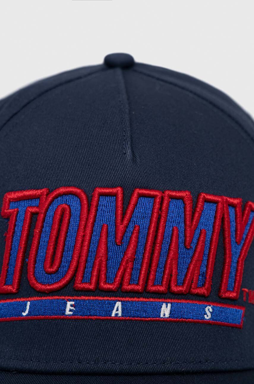 Tommy Jeans Памучна шапка с козирка в тъмносиньо с апликация - Pepit.bg