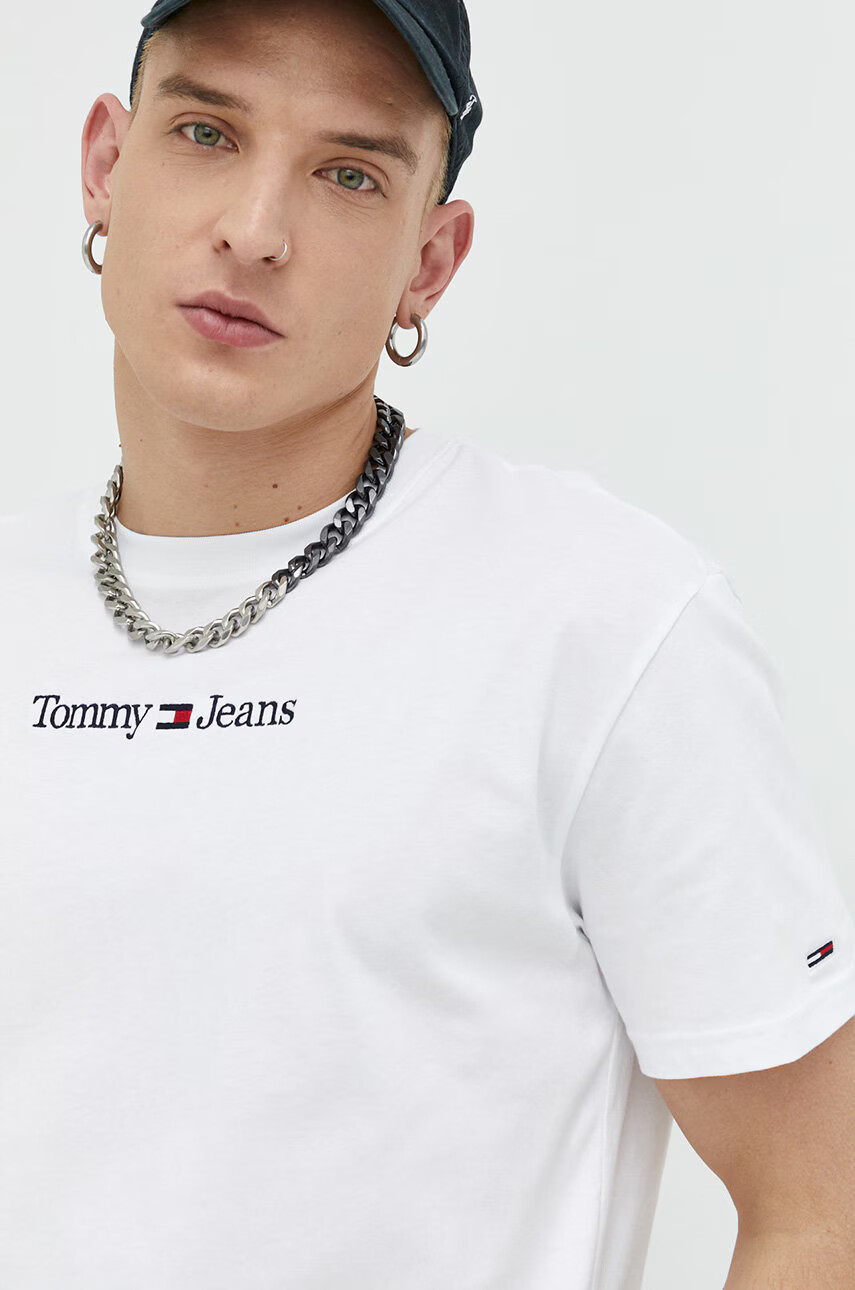 Tommy Jeans Памучна тениска в бяло с апликация - Pepit.bg
