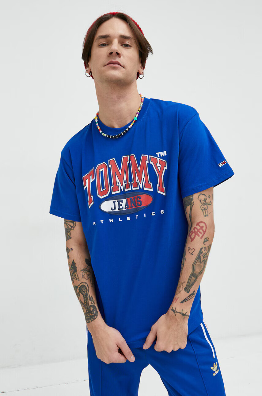 Tommy Jeans Памучна тениска в синьо с принт - Pepit.bg
