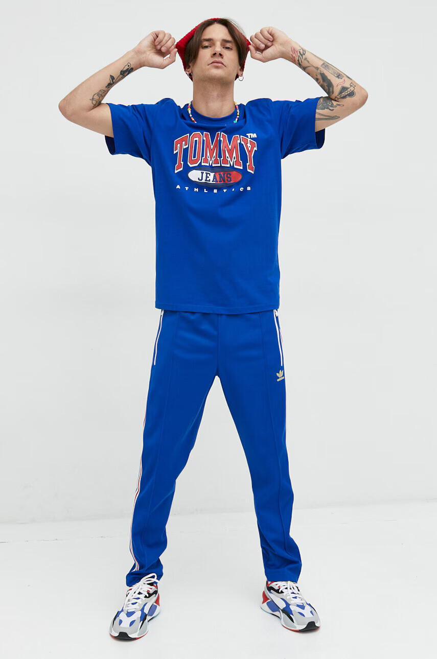 Tommy Jeans Памучна тениска в синьо с принт - Pepit.bg