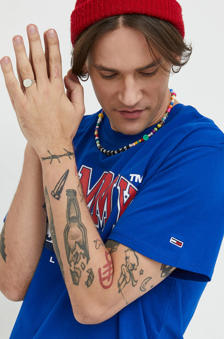 Tommy Jeans Памучна тениска в синьо с принт - Pepit.bg