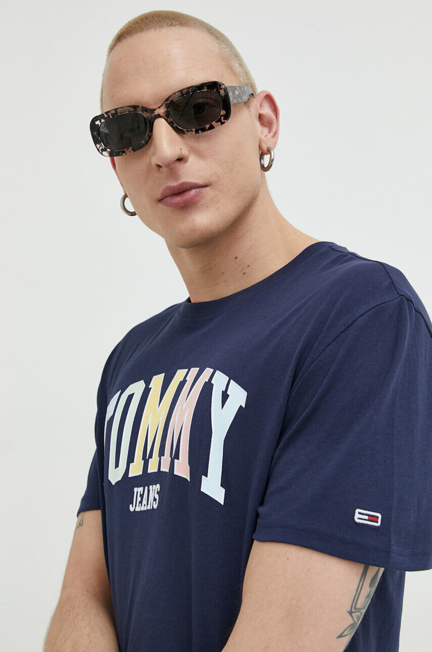 Tommy Jeans Памучна тениска в тъмносиньо с принт - Pepit.bg