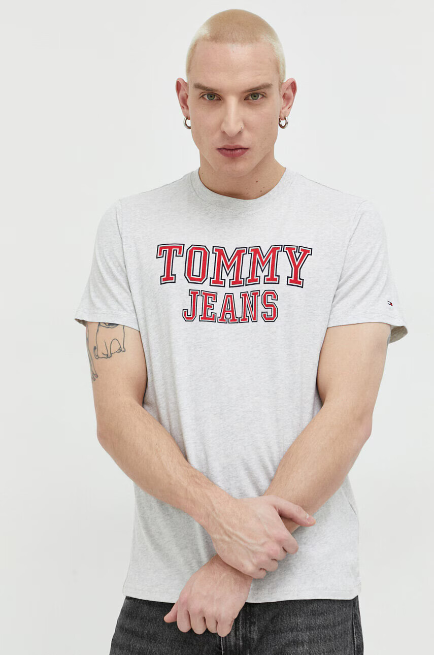 Tommy Jeans Памучна тениска в сиво с принт - Pepit.bg