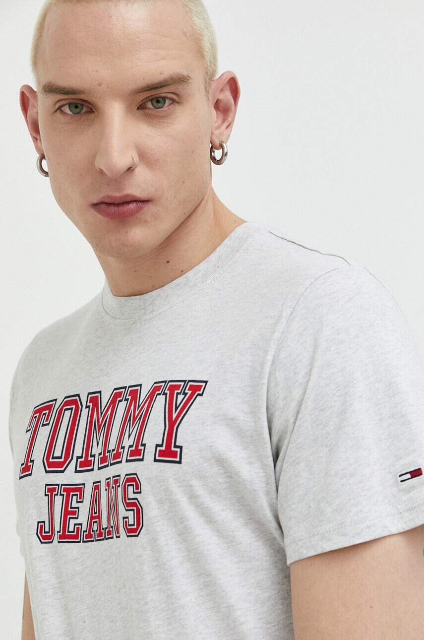 Tommy Jeans Памучна тениска в сиво с принт - Pepit.bg