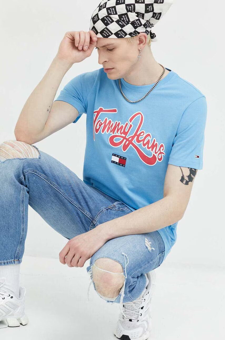 Tommy Jeans Памучна тениска в синьо с принт - Pepit.bg