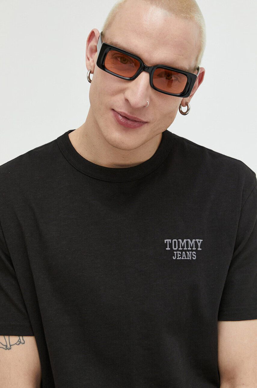 Tommy Jeans Памучна тениска в черно с апликация - Pepit.bg