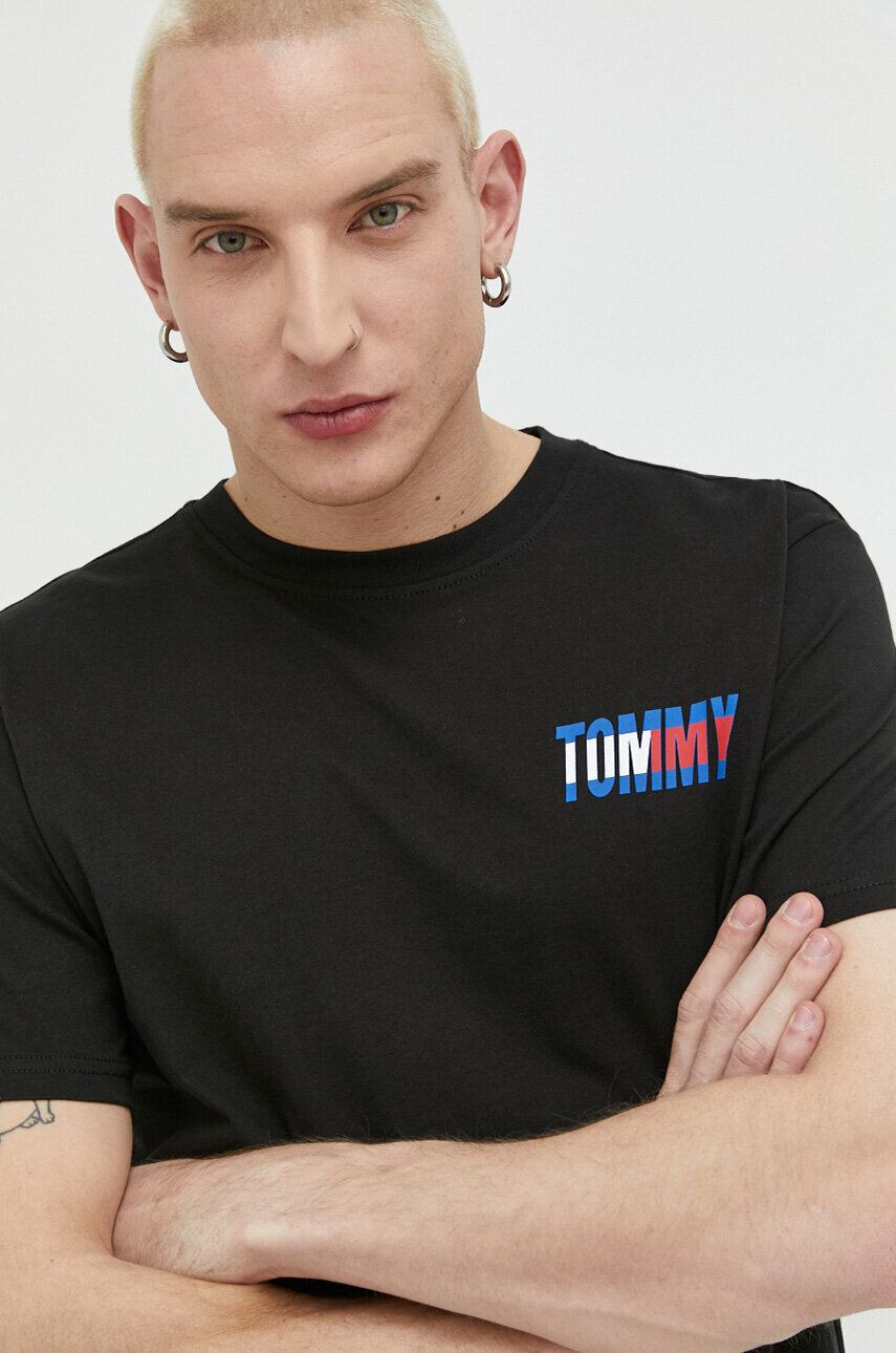 Tommy Jeans Памучна тениска в тъмносиньо с апликация - Pepit.bg