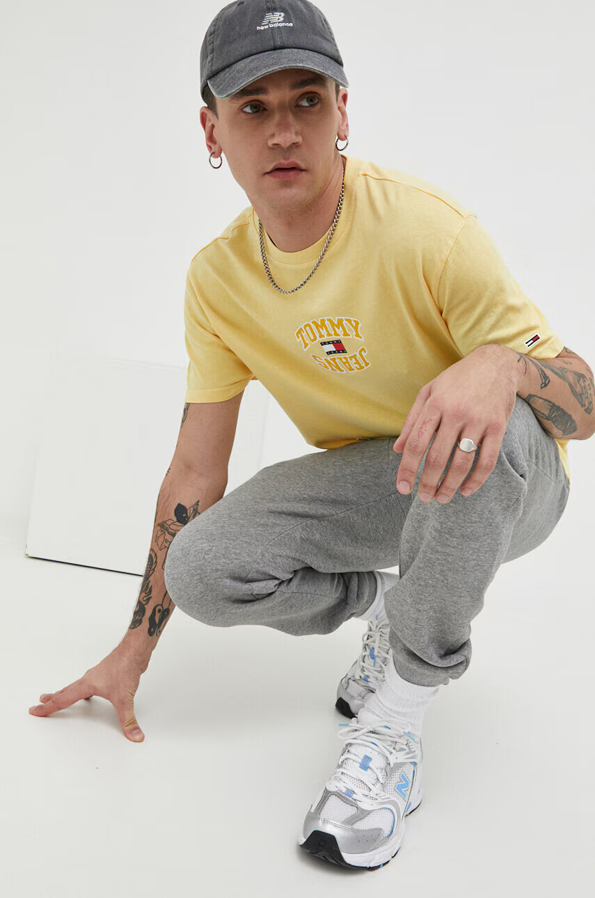 Tommy Jeans Памучна тениска в жълто с принт - Pepit.bg