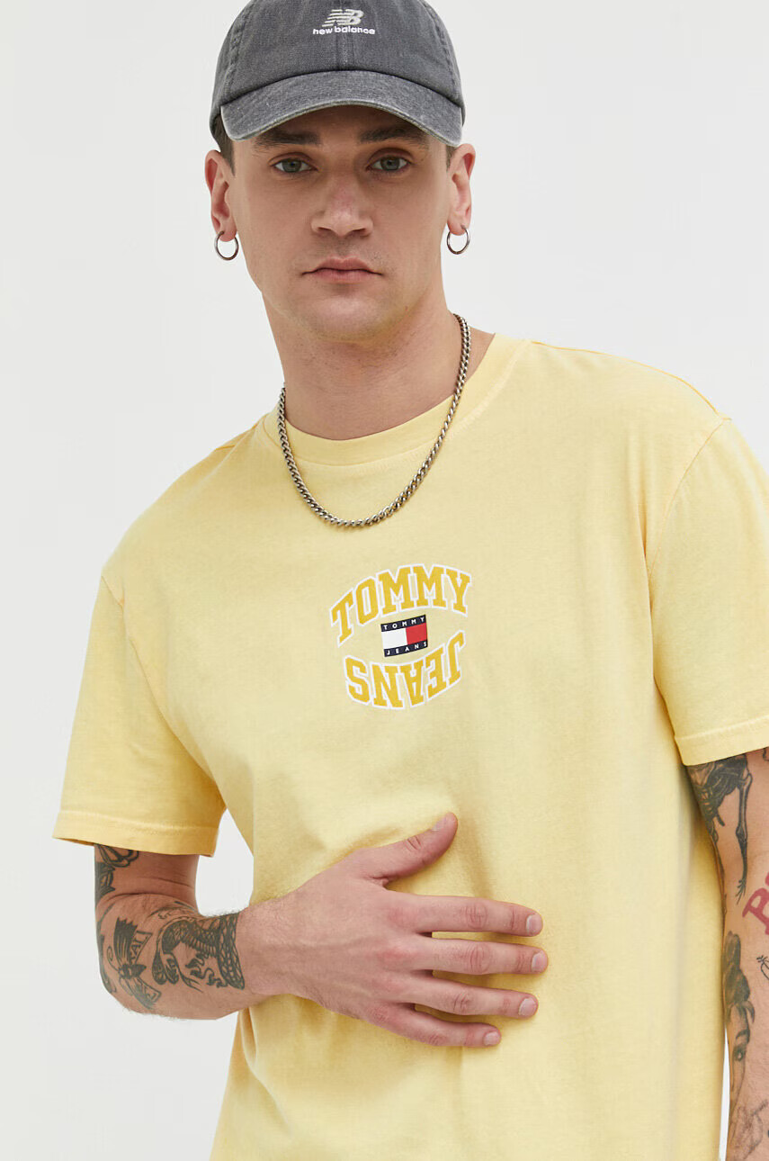 Tommy Jeans Памучна тениска в жълто с принт - Pepit.bg