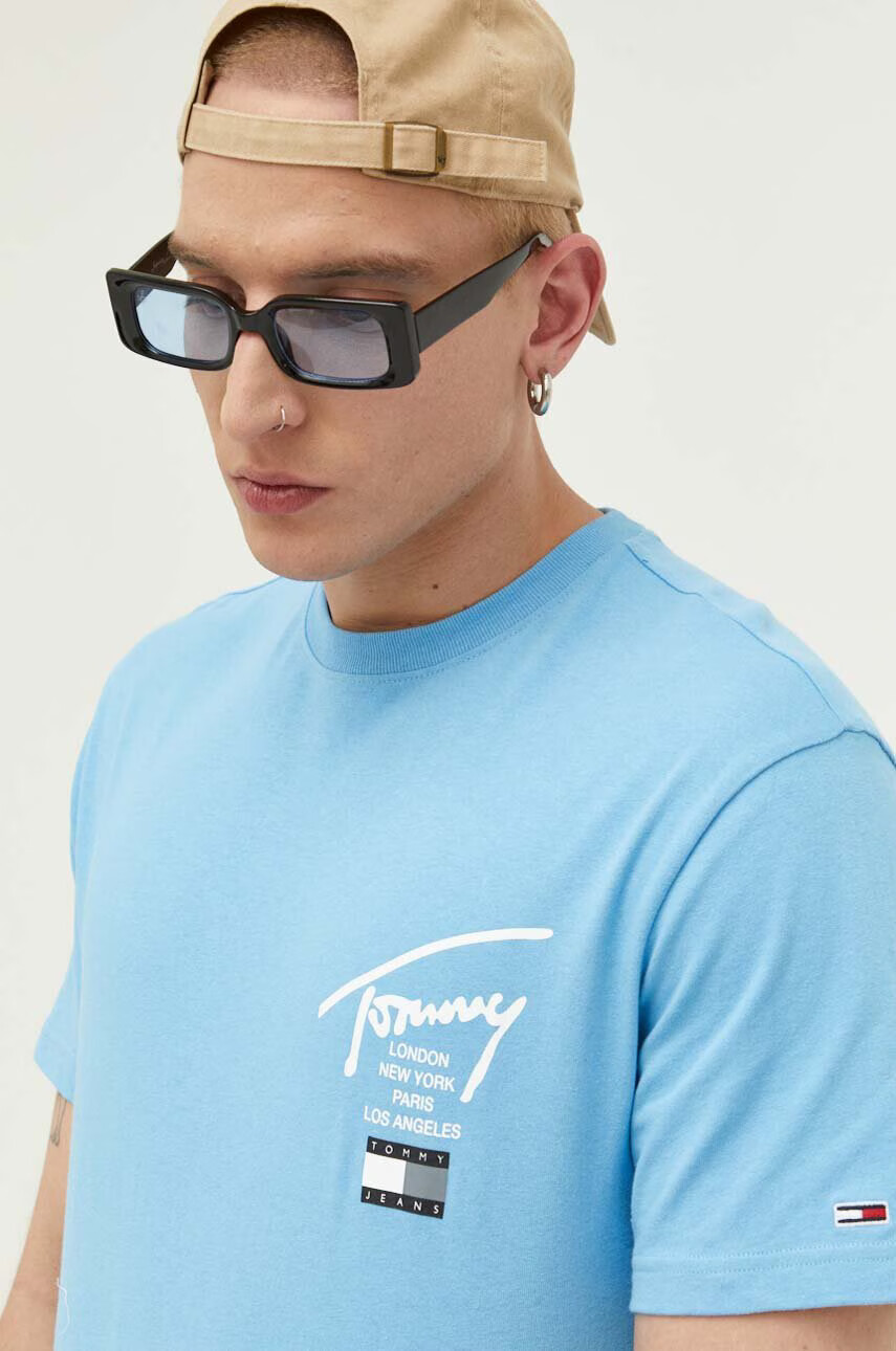 Tommy Jeans Памучна тениска в синьо с принт - Pepit.bg