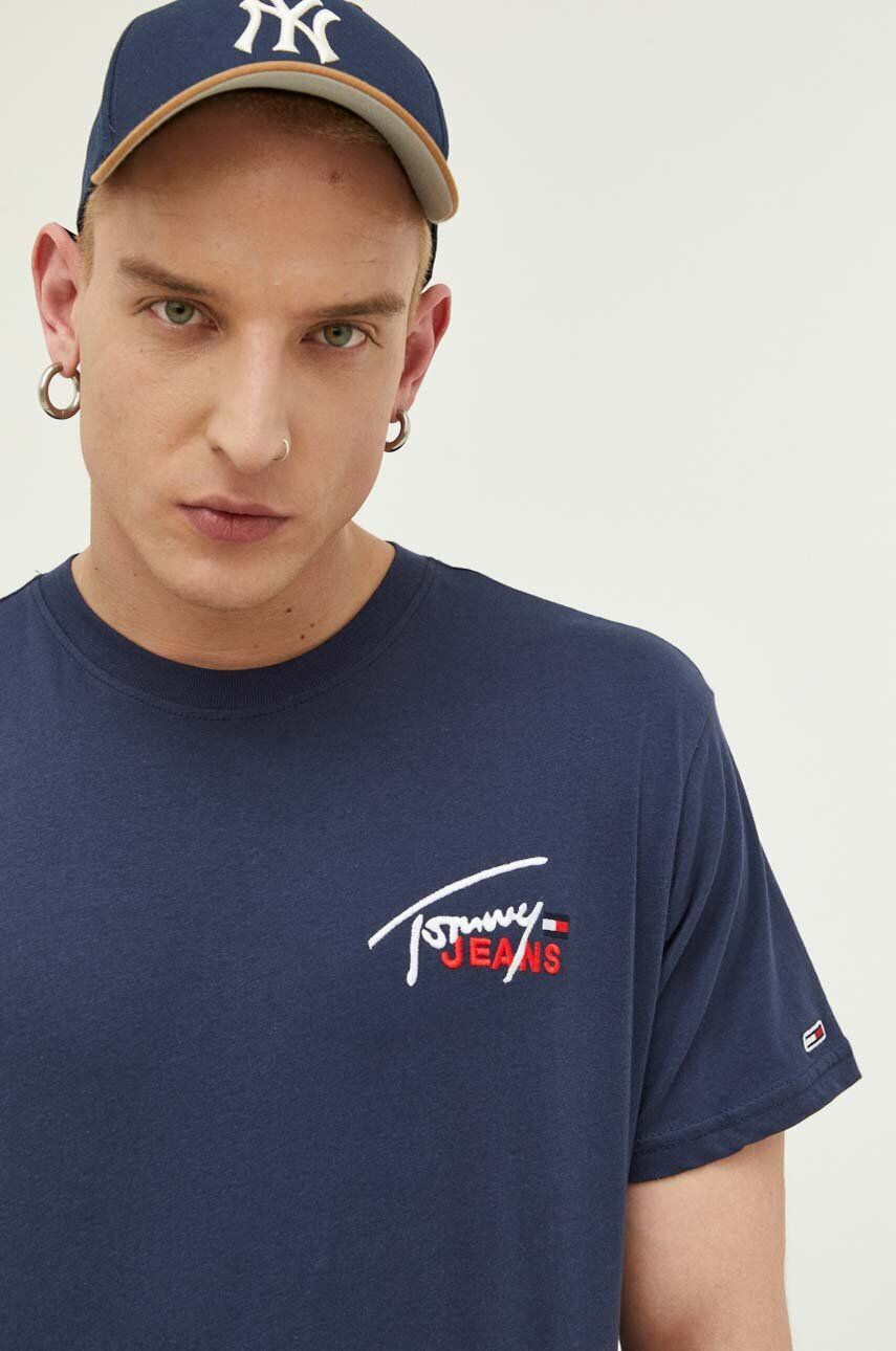 Tommy Jeans Памучна тениска в сиво с апликация - Pepit.bg