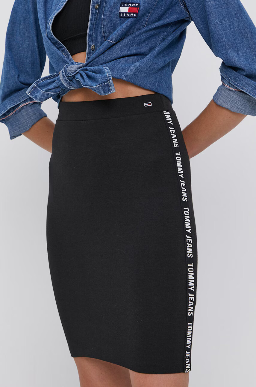 Tommy Jeans Пола в червено къс модел разкроен модел - Pepit.bg