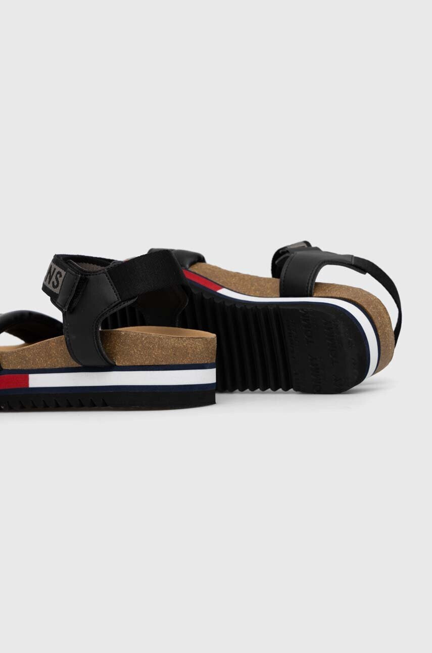 Tommy Jeans Сандали FLAG OUTSOLE SANDAL в черно с платформа EN0EN02122 - Pepit.bg