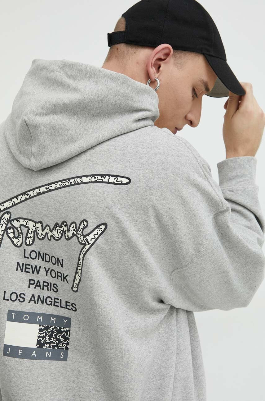 Tommy Jeans Суичър в сиво с качулка с принт - Pepit.bg