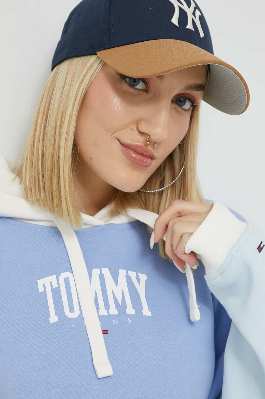 Tommy Jeans Суичър в синьо с качулка с десен - Pepit.bg