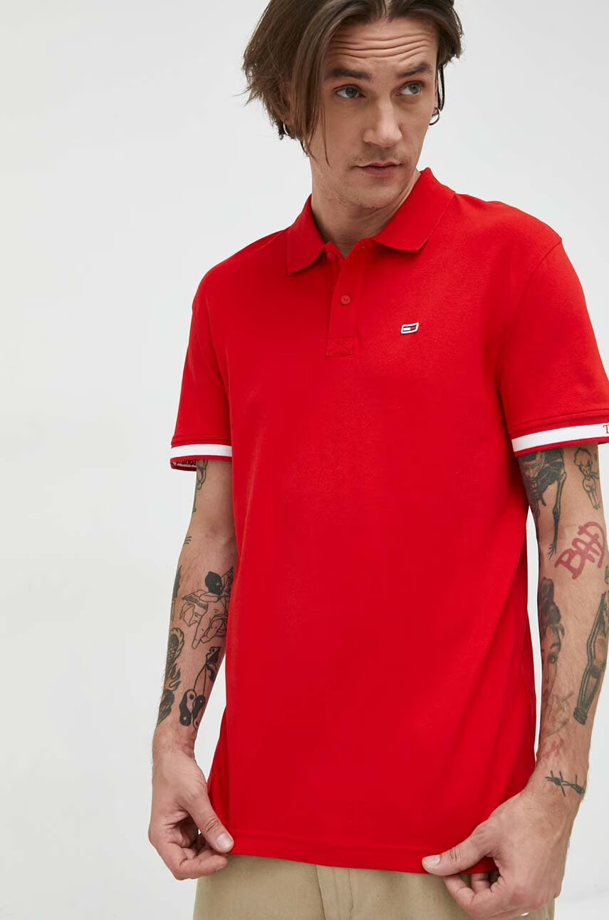 Tommy Jeans Тениска с яка в червено с апликация - Pepit.bg