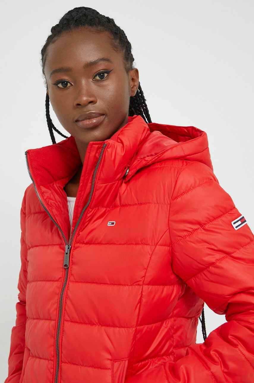 Tommy Jeans Яке в червено със зимна изолация - Pepit.bg