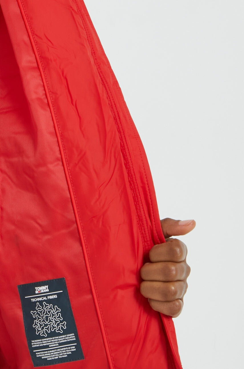 Tommy Jeans Яке в червено със зимна изолация - Pepit.bg