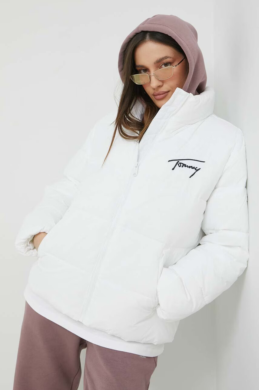 Tommy Jeans Яке в бяло със зимна изолация с уголемена кройка - Pepit.bg
